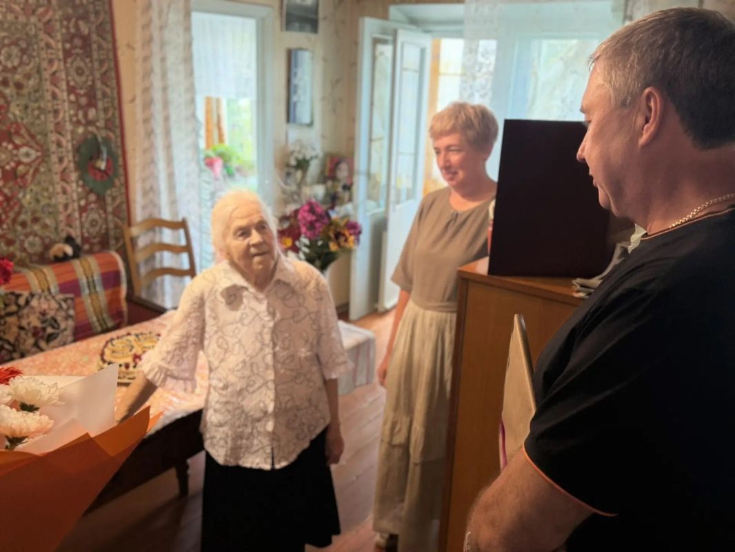 В Клинцах с 95летним юбилеем поздравили Валентину Алексеевну Панус — заслуженного работника текстильной промышленности РСФСР В Клинцах с 95летним юбилеем поздравили Валентину Алексеевну Панус — заслуженного работника текстильной промышленности РСФСР