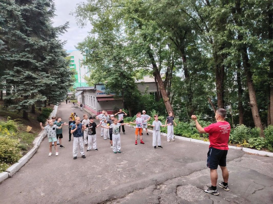 Зарядка с чемпионом. 15 июля 2026 года на территории спортивной школы олимпийского резерва по спортивной гимнастике состоялся спортивный праздник «Час здоровья» под открытым небом, на свежем воздухе Зарядка с чемпионом. 15 июля 2026 года на территории спортивной школы олимпийского резерва по спортивной гимнастике состоялся спортивный праздник «Час здоровья» под открытым небом, на свежем воздухе