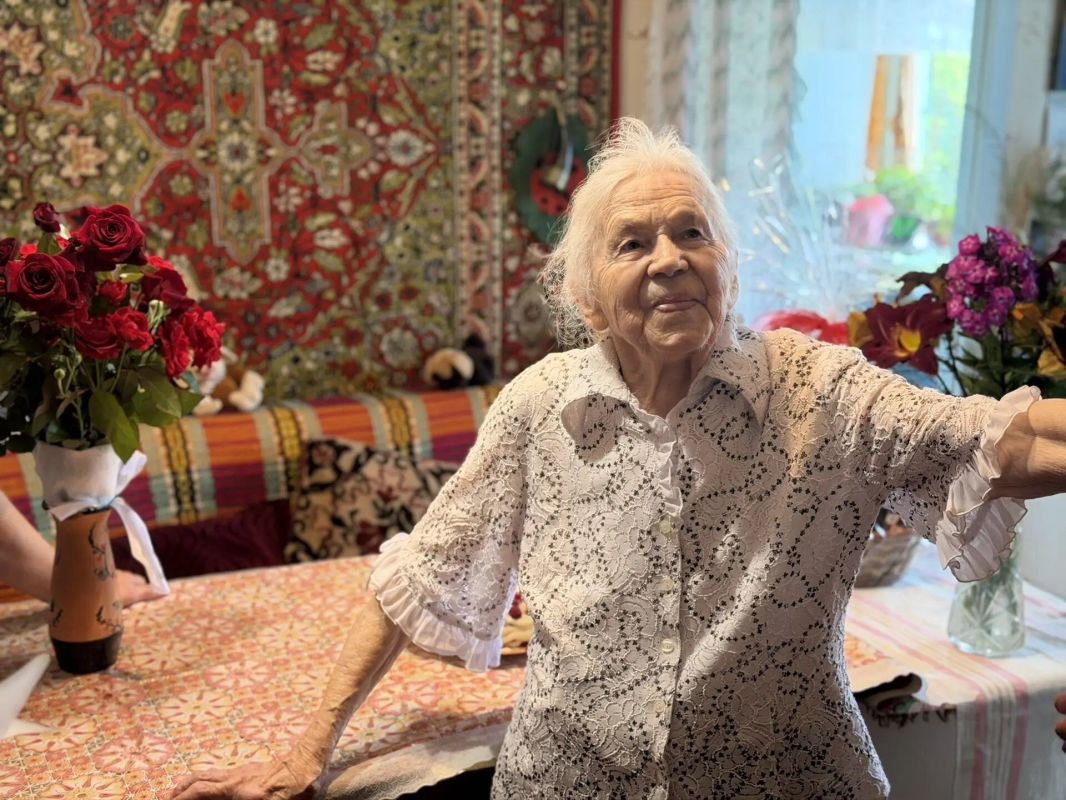 В Клинцах с 95летним юбилеем поздравили Валентину Алексеевну Панус — заслуженного работника текстильной промышленности РСФСР В Клинцах с 95летним юбилеем поздравили Валентину Алексеевну Панус — заслуженного работника текстильной промышленности РСФСР
