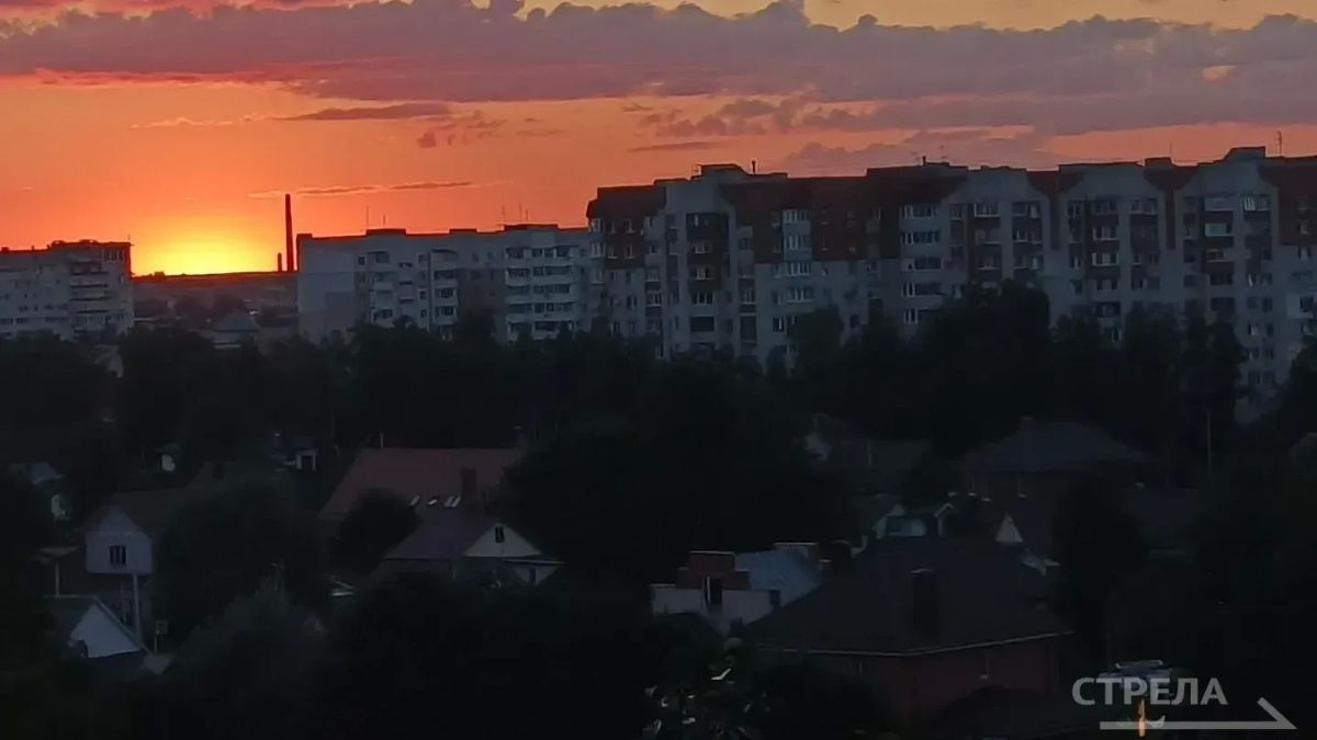 Сегодня, 16 июля, брянцы вновь стали свидетелями красивейшего заката, окатившего город Сегодня, 16 июля, брянцы вновь стали свидетелями красивейшего заката, окатившего город