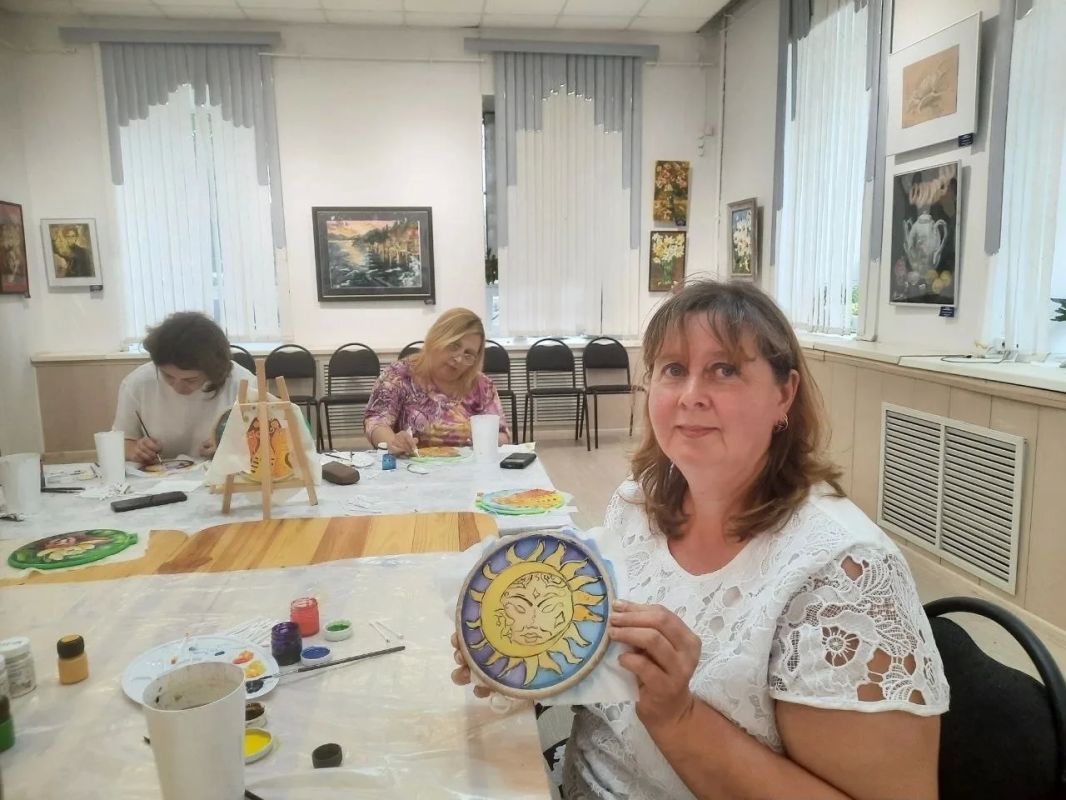 Приглашаем всех желающих 19 и 26 июля в 12 часов в Городской выставочный зал на мастер-класс по росписи ткани- техника Холодный батик классический Приглашаем всех желающих 19 и 26 июля в 12 часов в Городской выставочный зал на мастер-класс по росписи ткани- техника Холодный батик классический