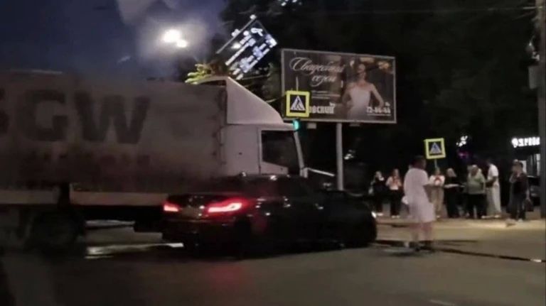 На проспекте Московском в Брянске «поцеловались» фура с легковушкой