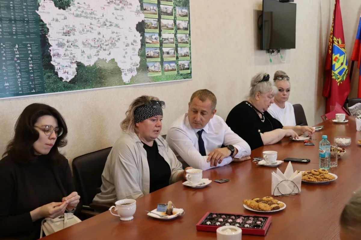 Сегодня в администрации Брянского района состоялась одна из самых тяжёлых и в то же время самых важных церемоний — вручение государственных наград родным военнослужащих, героически погибших при выполнении задач специальной... Сегодня в администрации Брянского района состоялась одна из самых тяжёлых и в то же время самых важных церемоний — вручение государственных наград родным военнослужащих, героически погибших при выполнении задач специальной...