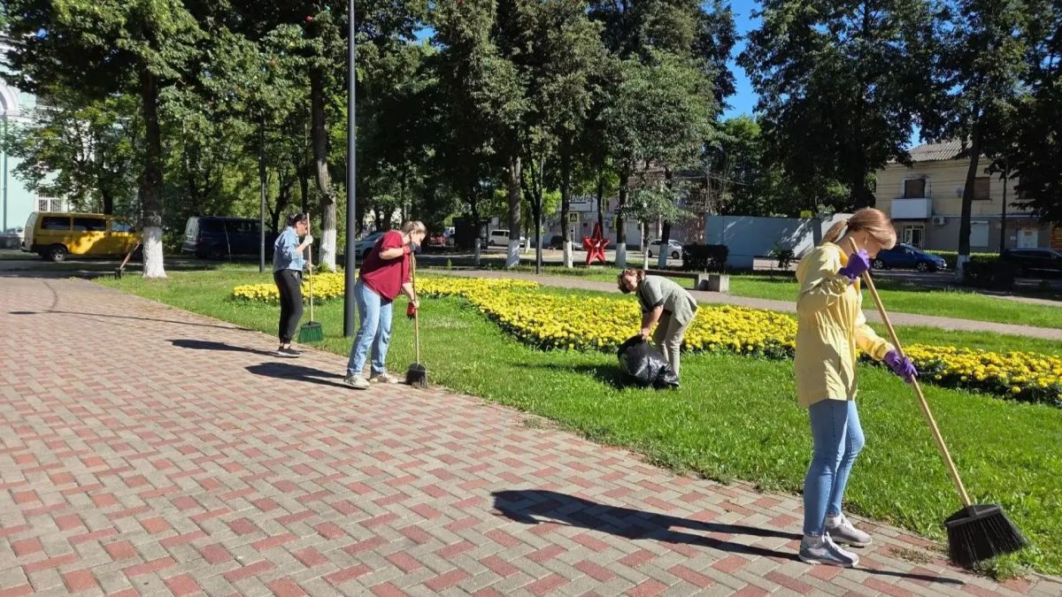 В Брянске благоустроили Липовую аллею в рамках традиционного "пятничника"
