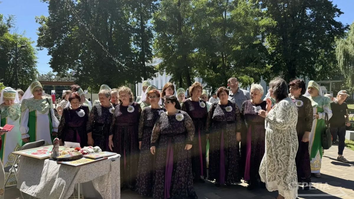 Композиция, созданная из изделий умельцев, является гармоничным продолжением и дополняет размещенную в парке выставку «Родные окна Композиция, созданная из изделий умельцев, является гармоничным продолжением и дополняет размещенную в парке выставку «Родные окна