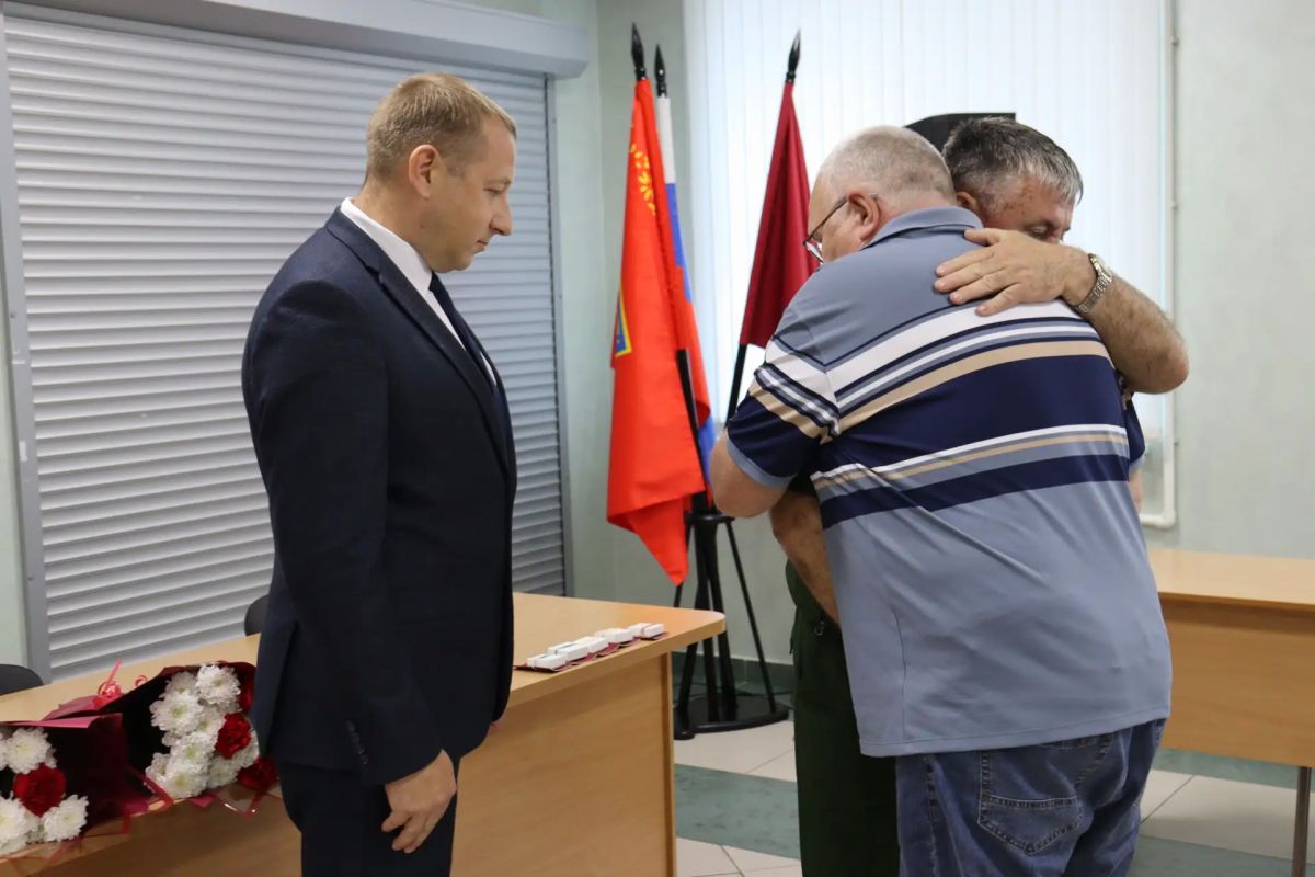 В Брянском районе вручили государственные награды семьям героев СВО В Брянском районе вручили государственные награды семьям героев СВО