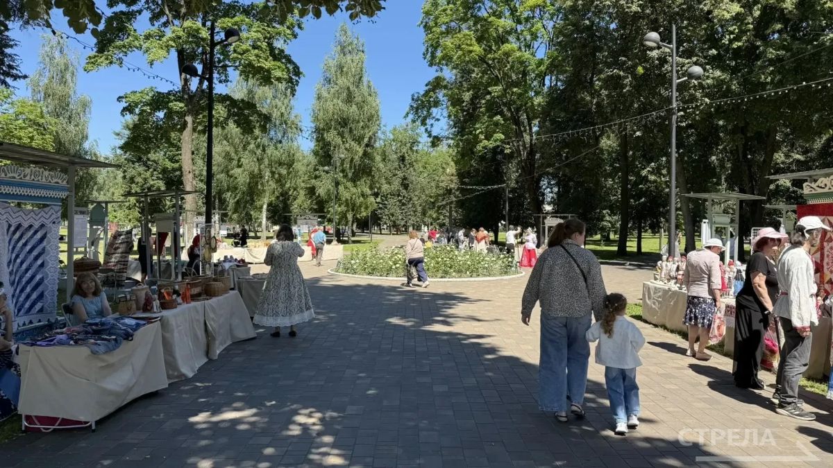 Композиция, созданная из изделий умельцев, является гармоничным продолжением и дополняет размещенную в парке выставку «Родные окна Композиция, созданная из изделий умельцев, является гармоничным продолжением и дополняет размещенную в парке выставку «Родные окна