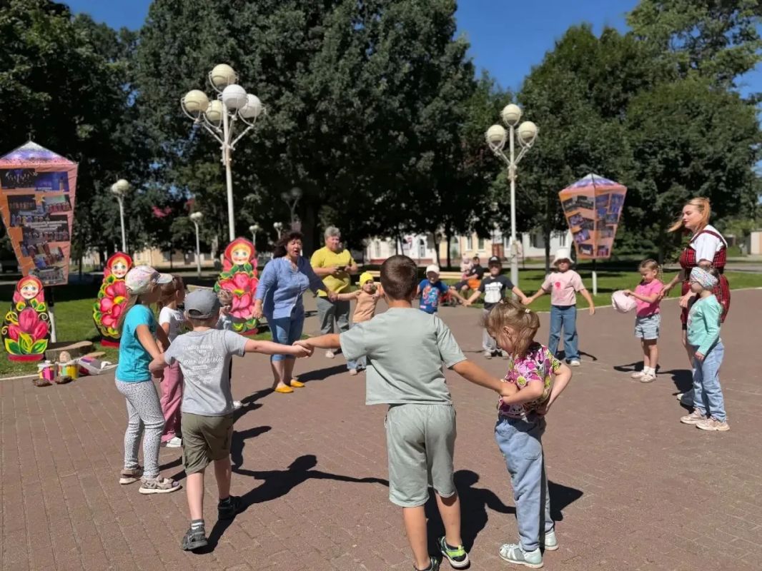 17 июля ГДК Володарского района совместно с детской библиотекой №9 открыли двери для самых юных ценителей традиций — воспитанников детского сада №64, чтобы вместе окунуться в удивительный и живой мир русского фольклора 17 июля ГДК Володарского района совместно с детской библиотекой №9 открыли двери для самых юных ценителей традиций — воспитанников детского сада №64, чтобы вместе окунуться в удивительный и живой мир русского фольклора