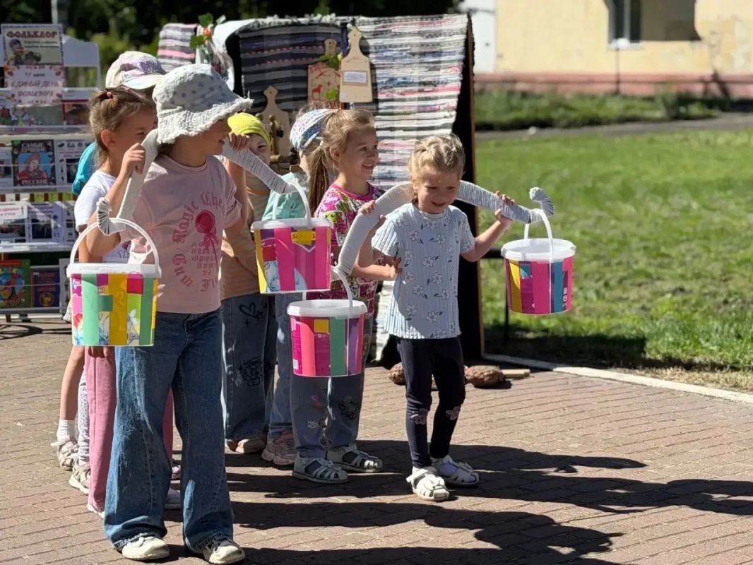 17 июля ГДК Володарского района совместно с детской библиотекой №9 открыли двери для самых юных ценителей традиций — воспитанников детского сада №64, чтобы вместе окунуться в удивительный и живой мир русского фольклора 17 июля ГДК Володарского района совместно с детской библиотекой №9 открыли двери для самых юных ценителей традиций — воспитанников детского сада №64, чтобы вместе окунуться в удивительный и живой мир русского фольклора