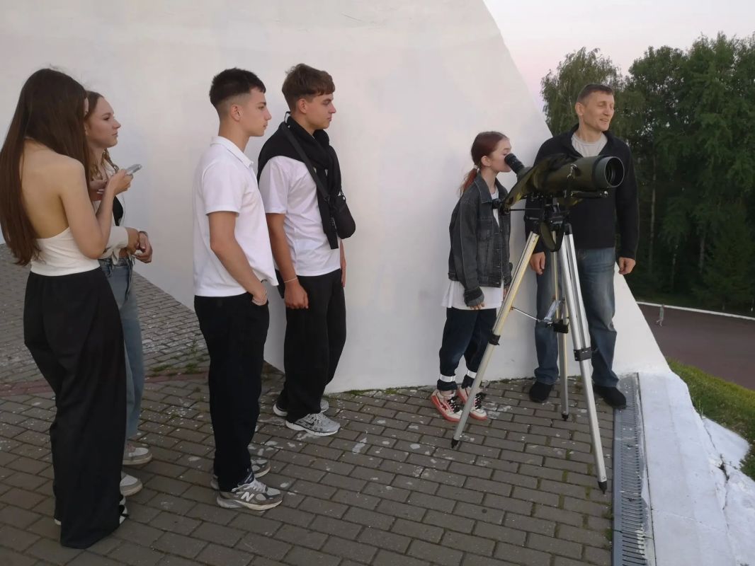 СЕАНСЫ ТРОТУАРНОЙ АСТРОНОМИИ НА ВЕРШИНЕ КУРГАНА БЕССМЕРТИЯ СЕАНСЫ ТРОТУАРНОЙ АСТРОНОМИИ НА ВЕРШИНЕ КУРГАНА БЕССМЕРТИЯ