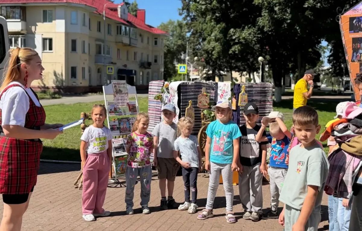 17 июля ГДК Володарского района совместно с детской библиотекой №9 открыли двери для самых юных ценителей традиций — воспитанников детского сада №64, чтобы вместе окунуться в удивительный и живой мир русского фольклора 17 июля ГДК Володарского района совместно с детской библиотекой №9 открыли двери для самых юных ценителей традиций — воспитанников детского сада №64, чтобы вместе окунуться в удивительный и живой мир русского фольклора