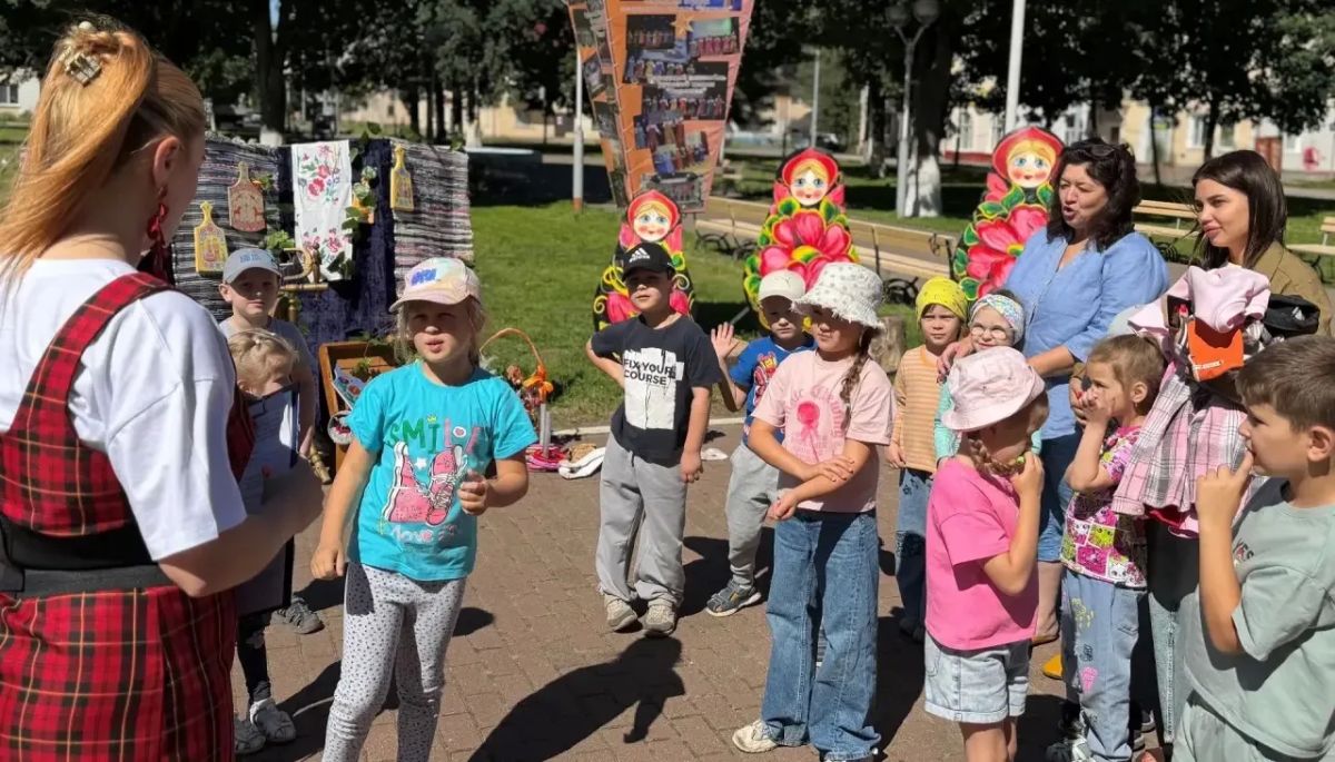 17 июля ГДК Володарского района совместно с детской библиотекой №9 открыли двери для самых юных ценителей традиций — воспитанников детского сада №64, чтобы вместе окунуться в удивительный и живой мир русского фольклора 17 июля ГДК Володарского района совместно с детской библиотекой №9 открыли двери для самых юных ценителей традиций — воспитанников детского сада №64, чтобы вместе окунуться в удивительный и живой мир русского фольклора
