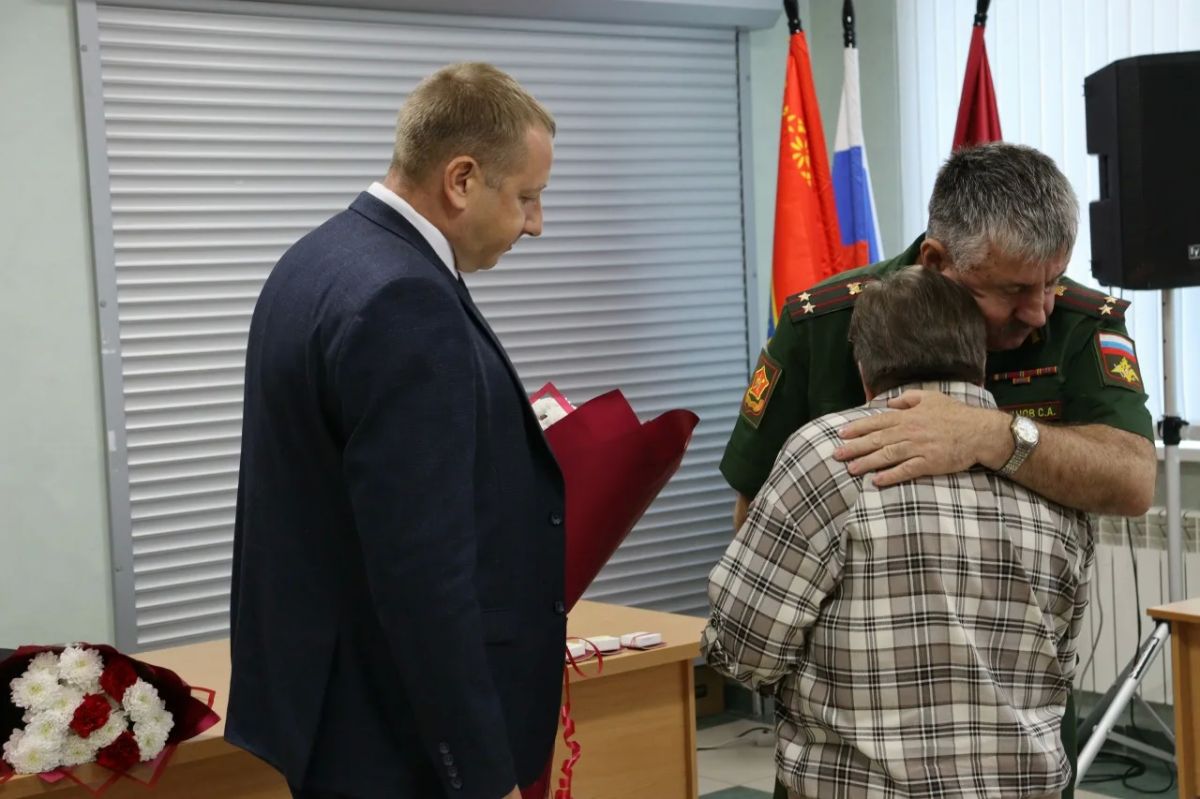 Сегодня в администрации Брянского района состоялась одна из самых тяжёлых и в то же время самых важных церемоний — вручение государственных наград родным военнослужащих, героически погибших при выполнении задач специальной... Сегодня в администрации Брянского района состоялась одна из самых тяжёлых и в то же время самых важных церемоний — вручение государственных наград родным военнослужащих, героически погибших при выполнении задач специальной...