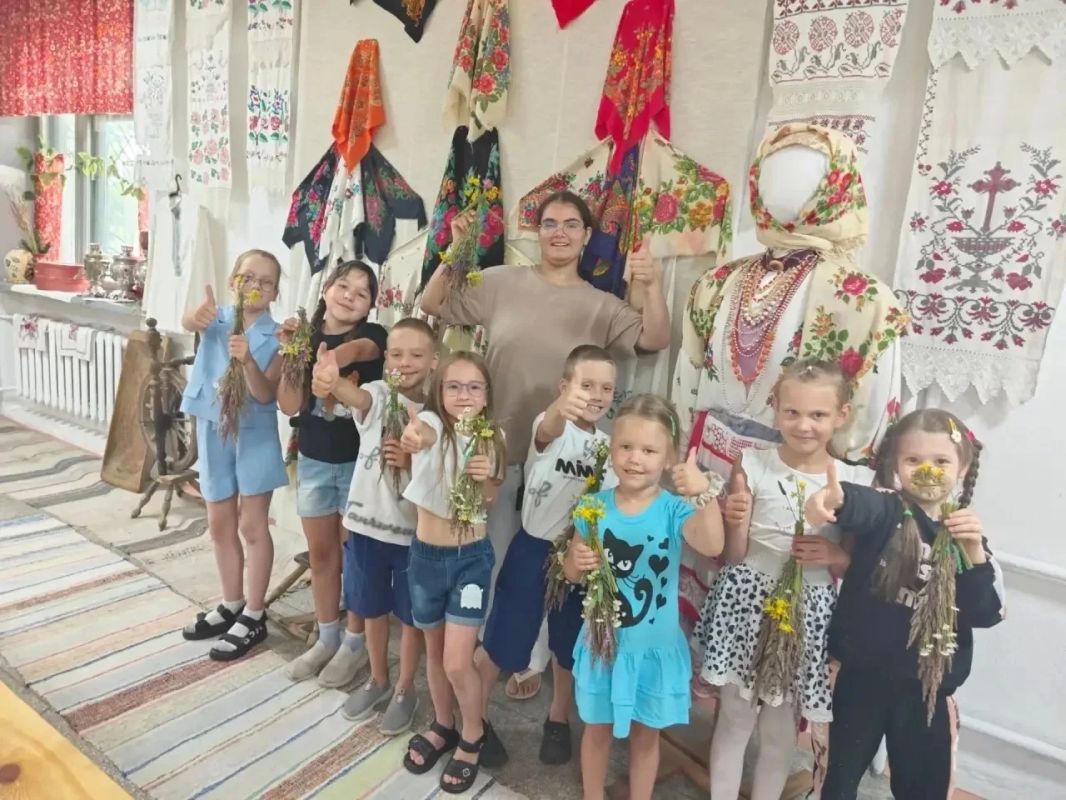 В преддверии Дня фольклора состоялась беседа «Лечебные травы лугов» в Доме культуры п.Большое Полпино В преддверии Дня фольклора состоялась беседа «Лечебные травы лугов» в Доме культуры п.Большое Полпино