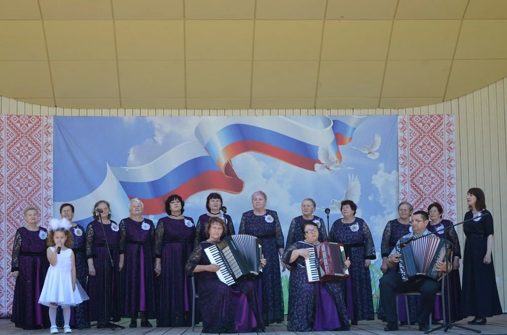 К участникам фестиваля и гостям праздника с приветственным словом обратился директор департамента культуры Брянской области Юрий Юрьевич Сатюков К участникам фестиваля и гостям праздника с приветственным словом обратился директор департамента культуры Брянской области Юрий Юрьевич Сатюков