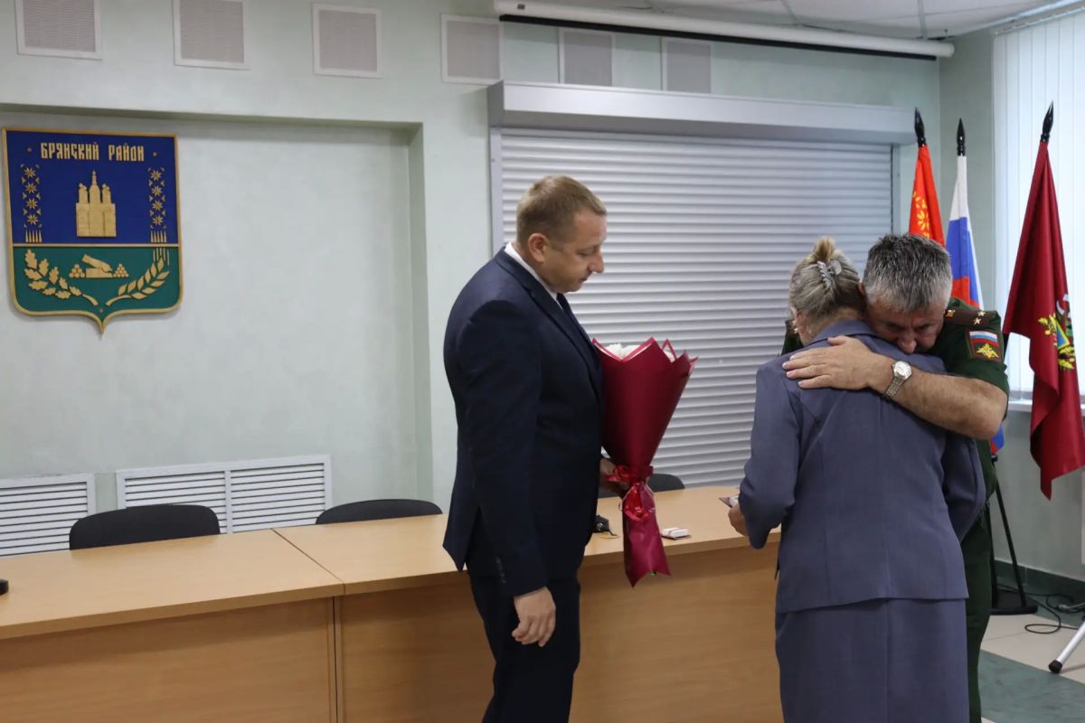 В Брянском районе вручили государственные награды семьям героев СВО В Брянском районе вручили государственные награды семьям героев СВО