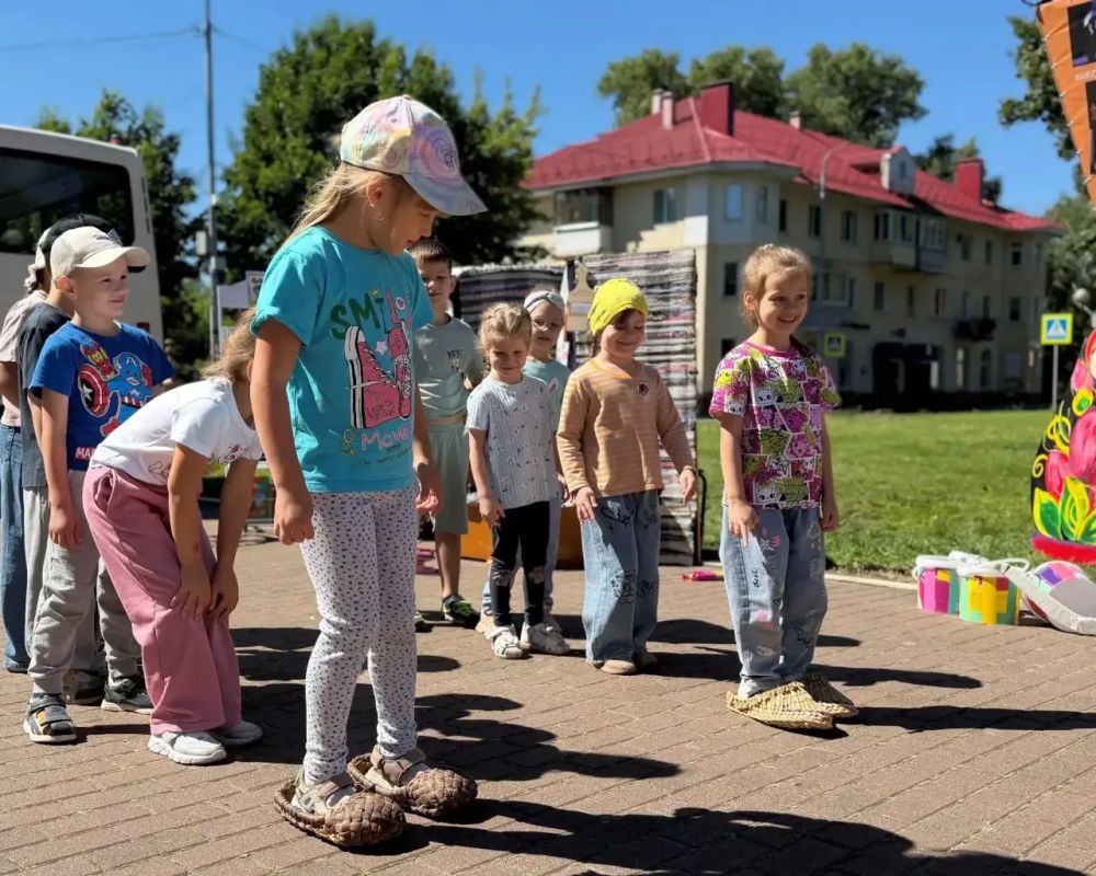 17 июля ГДК Володарского района совместно с детской библиотекой №9 открыли двери для самых юных ценителей традиций — воспитанников детского сада №64, чтобы вместе окунуться в удивительный и живой мир русского фольклора 17 июля ГДК Володарского района совместно с детской библиотекой №9 открыли двери для самых юных ценителей традиций — воспитанников детского сада №64, чтобы вместе окунуться в удивительный и живой мир русского фольклора