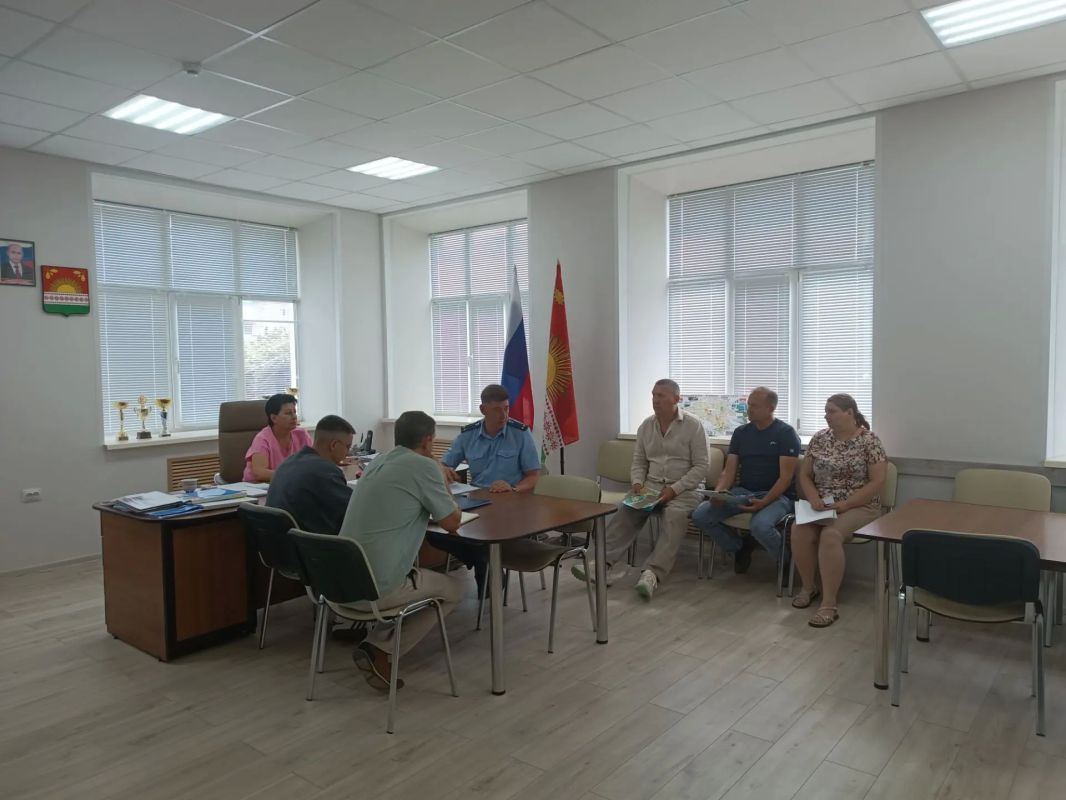В администрации Клинцовского района, 16 июля, глава администрации района Максименко Л. И. совместно с прокурором Клинцовского района Родиным В. И. провели прием граждан В администрации Клинцовского района, 16 июля, глава администрации района Максименко Л. И. совместно с прокурором Клинцовского района Родиным В. И. провели прием граждан