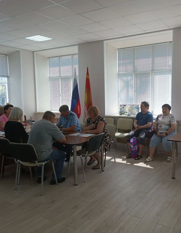 В администрации Клинцовского района, 16 июля, глава администрации района Максименко Л. И. совместно с прокурором Клинцовского района Родиным В. И. провели прием граждан В администрации Клинцовского района, 16 июля, глава администрации района Максименко Л. И. совместно с прокурором Клинцовского района Родиным В. И. провели прием граждан