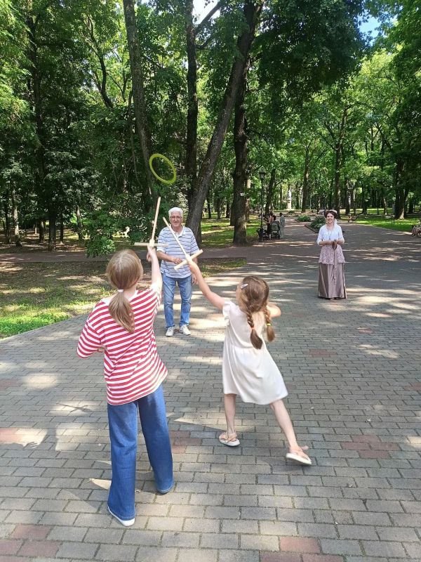 Сегодня на площадке Городского Дворца культуры и искусства время будто повернуло вспять Сегодня на площадке Городского Дворца культуры и искусства время будто повернуло вспять