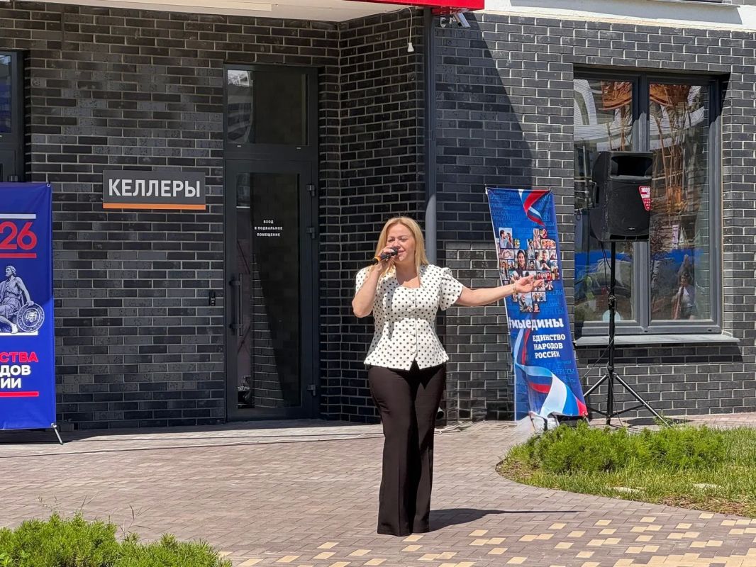18 июля творческий коллектив Городского Дома культуры Советского района стал приятным гостем для жителей дома 124 ул. Советской. В большом, современном и красивом дворе развернулось праздничное действо, где дети и взрослые... 18 июля творческий коллектив Городского Дома культуры Советского района стал приятным гостем для жителей дома 124 ул. Советской. В большом, современном и красивом дворе развернулось праздничное действо, где дети и взрослые...
