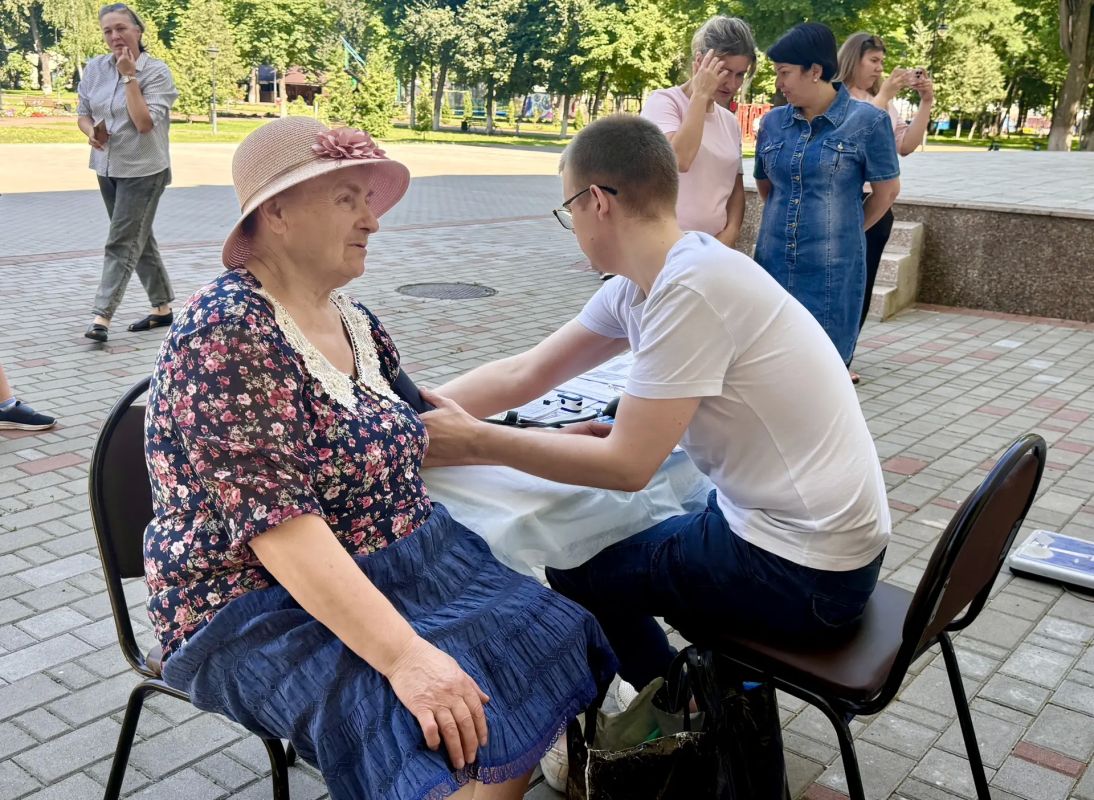 В воскресенье, 19 июля, в Парке культуры и отдыха железнодорожников (Фокинский район) состоялось яркое спортивное событие — утренняя гигиеническая гимнастика в рамках клуба «Активное долголетие» В воскресенье, 19 июля, в Парке культуры и отдыха железнодорожников (Фокинский район) состоялось яркое спортивное событие — утренняя гигиеническая гимнастика в рамках клуба «Активное долголетие»