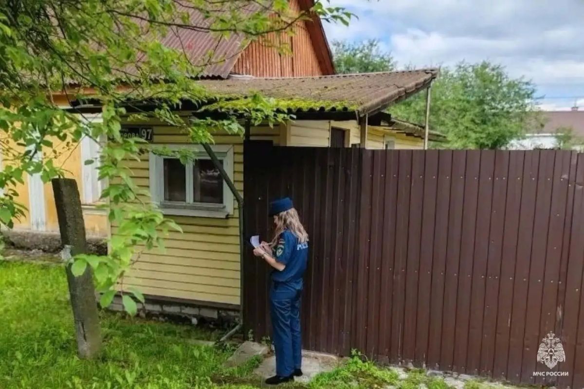Безопасность в каждом доме: сотрудники МЧС России провели рейд в частном секторе Володарского района Безопасность в каждом доме: сотрудники МЧС России провели рейд в частном секторе Володарского района