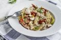 Сливочные фузилли с курицей и вялеными томатами