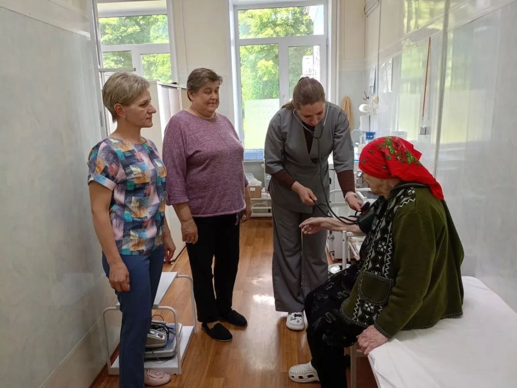 На базе стационарного учреждения «Дом социального обслуживания Брасовского района» прошло занятие в рамках «Школы по уходу за гражданами пожилого возраста и инвалидами»