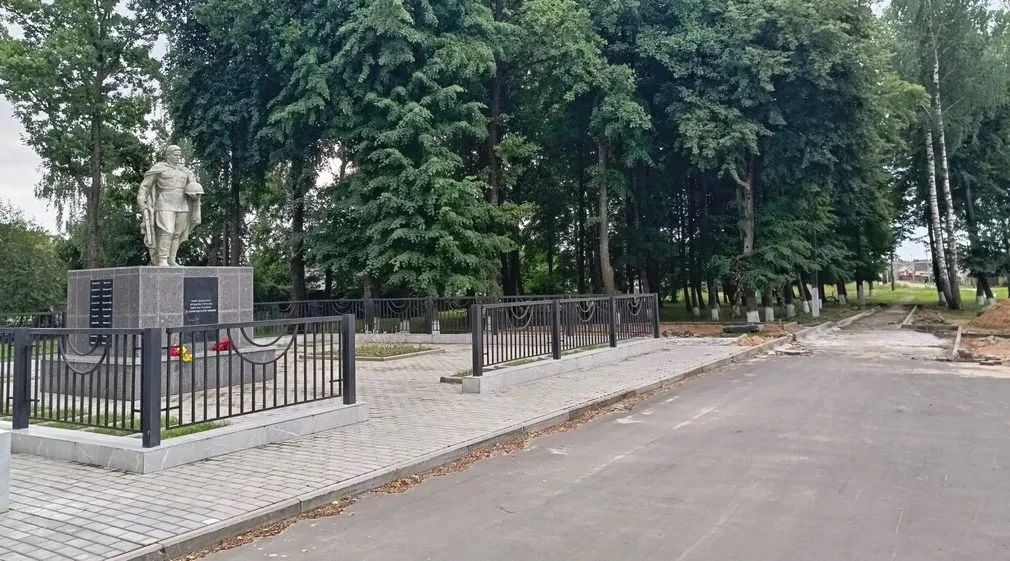 В брянской Дубровке обновляют мемориал Славы