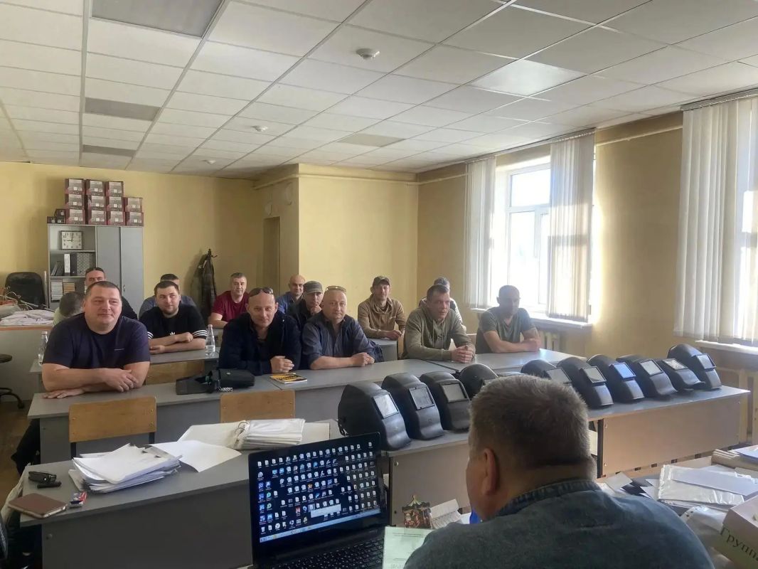 Профессиональное развитие сотрудников в рамках федерального проекта «Активные меры поддержки занятости» национального проекта «Кадры» Профессиональное развитие сотрудников в рамках федерального проекта «Активные меры поддержки занятости» национального проекта «Кадры»