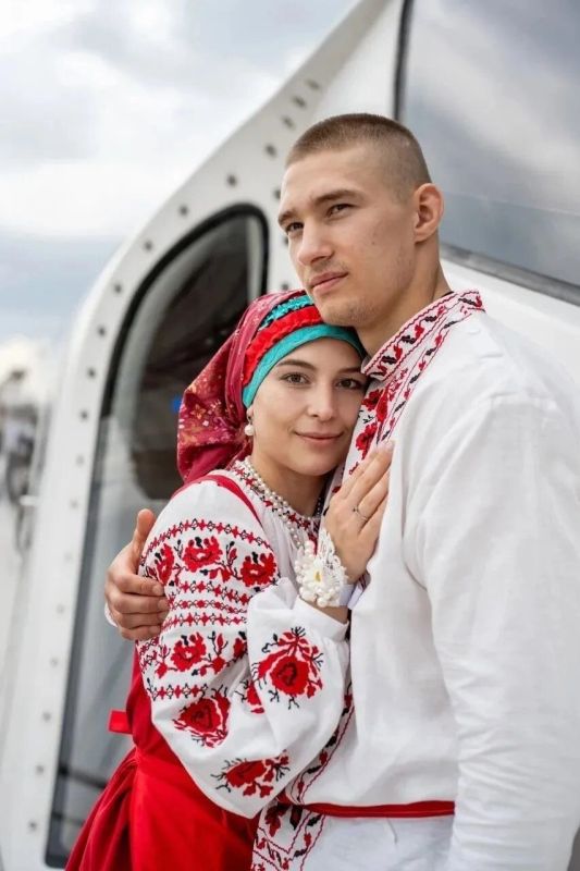 Брянская пара соединила свои сердца на Всероссийском свадебном фестивале в Москве Брянская пара соединила свои сердца на Всероссийском свадебном фестивале в Москве