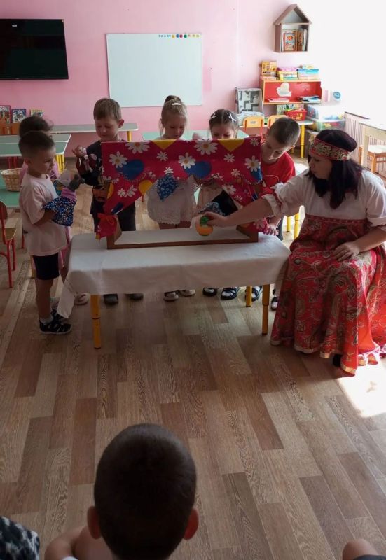 С целью закрепления понятия фольклора как народной мудрости, демонстрации разнообразия его форм, воспитания интереса и уважения к культурному наследию России для дошкольников средней группы МБДОУ-д/с №27 «Чебурашка» был... С целью закрепления понятия фольклора как народной мудрости, демонстрации разнообразия его форм, воспитания интереса и уважения к культурному наследию России для дошкольников средней группы МБДОУ-д/с №27 «Чебурашка» был...