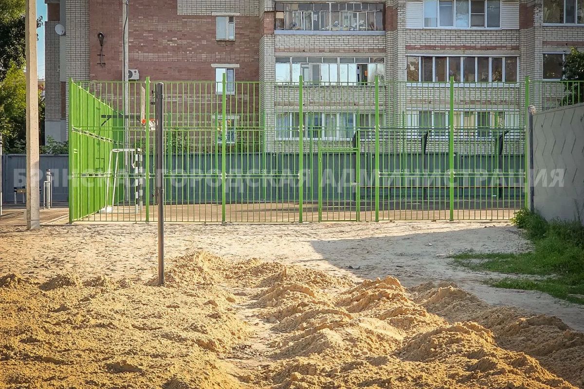 На бесплатной «умной» спортивной площадке готовятся уложить травмобезопасное покрытие На бесплатной «умной» спортивной площадке готовятся уложить травмобезопасное покрытие