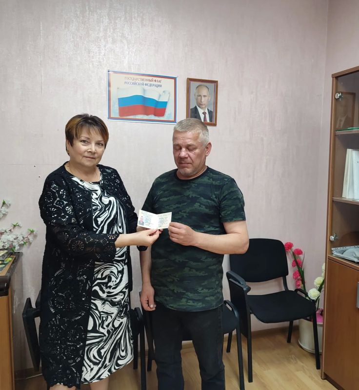 «Заслуженная награда». 8 июля 2026 года в отделе социальной защиты населения Брянского района участнику специальной военной операции Олегу Александровичу было вручено удостоверение «Ветеран труда»