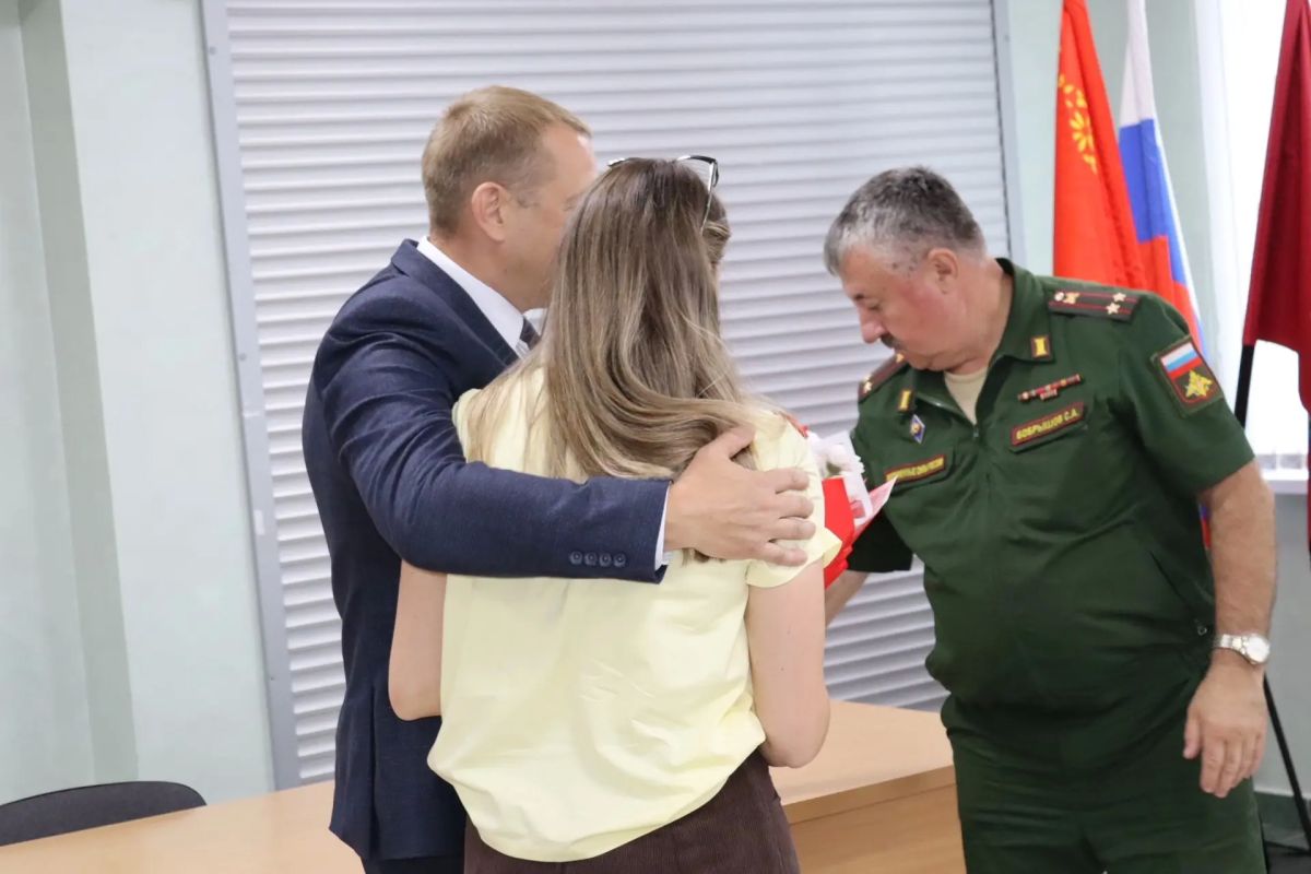 Сегодня в администрации Брянского района прошло торжественное мероприятие, посвященное вручению государственных наград родным героев, погибших при выполнении задач Специальной военной операции Сегодня в администрации Брянского района прошло торжественное мероприятие, посвященное вручению государственных наград родным героев, погибших при выполнении задач Специальной военной операции