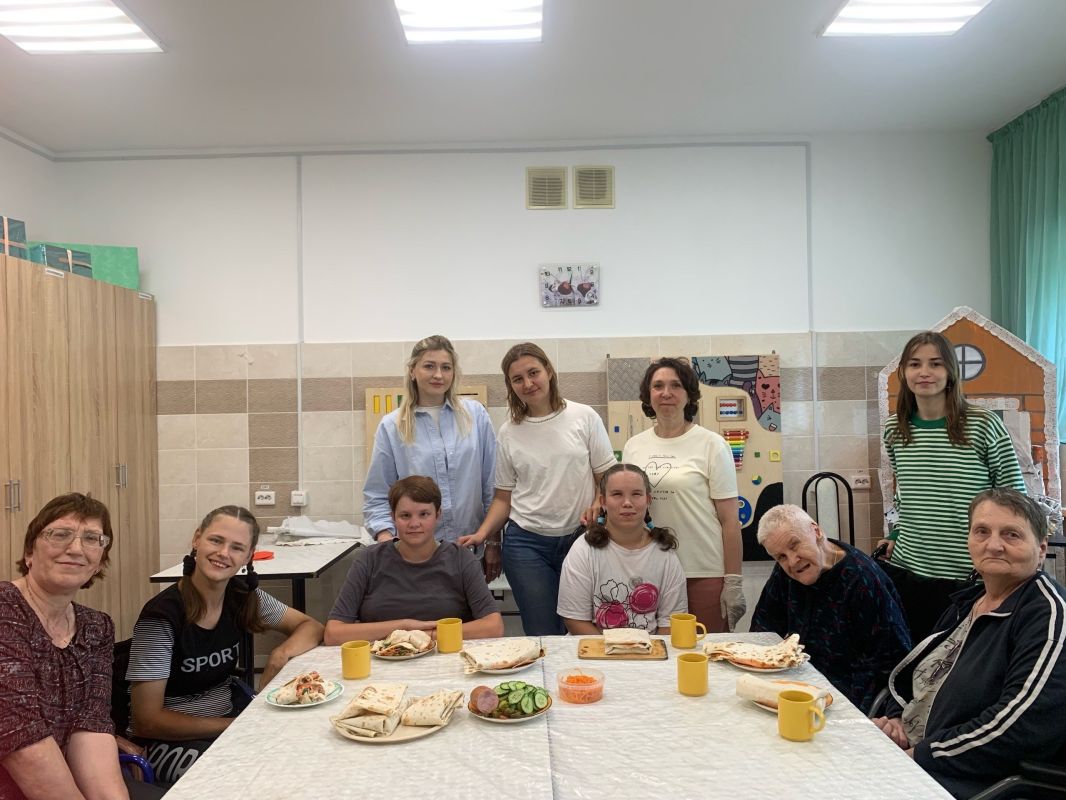 В Дарковичском доме социального обслуживания сегодня было по-настоящему вкусно и уютно! В гости заглянули давние и любимые друзья из православной службы помощи «Белые паруса» В Дарковичском доме социального обслуживания сегодня было по-настоящему вкусно и уютно! В гости заглянули давние и любимые друзья из православной службы помощи «Белые паруса»
