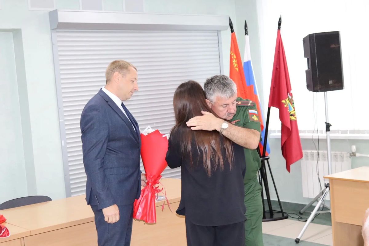 Сегодня в администрации Брянского района прошло торжественное мероприятие, посвященное вручению государственных наград родным героев, погибших при выполнении задач Специальной военной операции Сегодня в администрации Брянского района прошло торжественное мероприятие, посвященное вручению государственных наград родным героев, погибших при выполнении задач Специальной военной операции