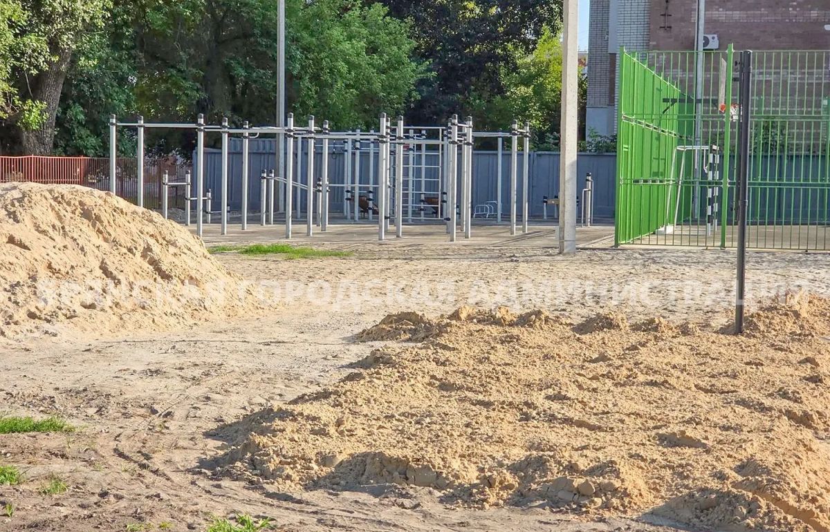 На бесплатной «умной» спортивной площадке готовятся уложить травмобезопасное покрытие