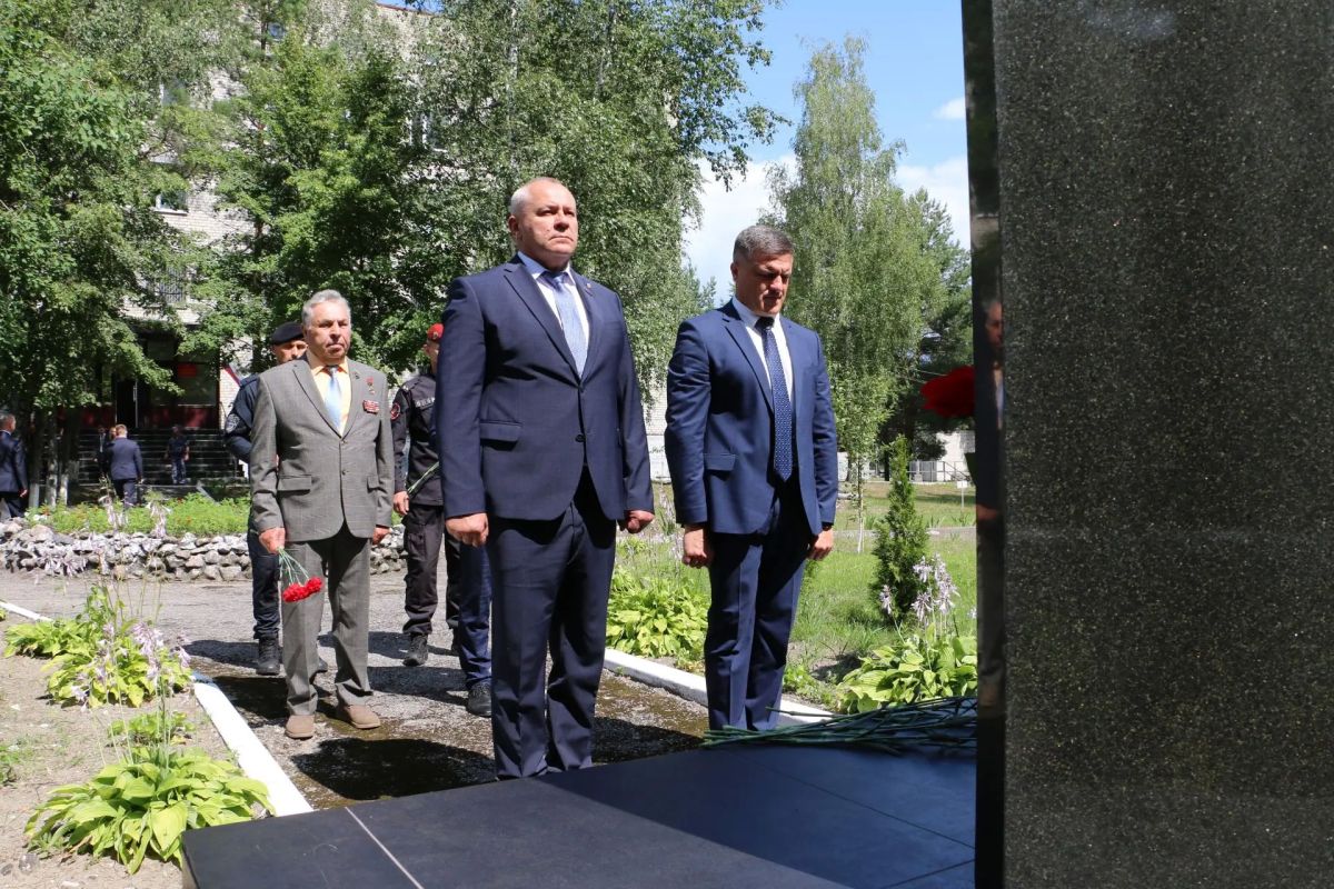 Все для Победы: председатель областной Думы Валентин Суббот принял участие в передаче автомобильной техники Управлению Росгвардии и центру специального назначения «Защита»! Все для Победы: председатель областной Думы Валентин Суббот принял участие в передаче автомобильной техники Управлению Росгвардии и центру специального назначения «Защита»!