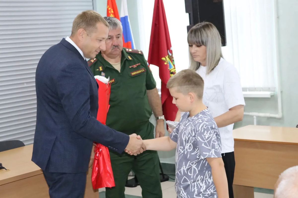 Сегодня в администрации Брянского района прошло торжественное мероприятие, посвященное вручению государственных наград родным героев, погибших при выполнении задач Специальной военной операции Сегодня в администрации Брянского района прошло торжественное мероприятие, посвященное вручению государственных наград родным героев, погибших при выполнении задач Специальной военной операции