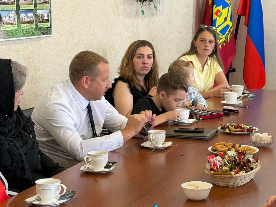 Сегодня в администрации Брянского района прошло торжественное мероприятие, посвященное вручению государственных наград родным героев, погибших при выполнении задач Специальной военной операции Сегодня в администрации Брянского района прошло торжественное мероприятие, посвященное вручению государственных наград родным героев, погибших при выполнении задач Специальной военной операции