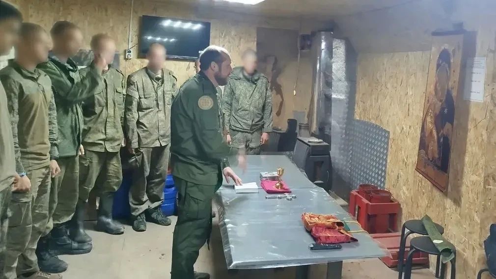 Военный священник Брянской епархии, настоятель храма в честь Владимирской иконы Божией Матери села Алешенка иерей Сергий Цыбин и алтарник храма Роман Кузнецов посетили бойцов, охраняющих государственную границу Брянской...