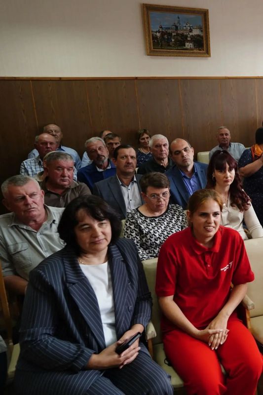 Во время рабочей поездки в Жирятинский район врио губернатора Егор Ковальчук посетил предприятие «Дружба-2», которое занимается производством продовольственного картофеля и молока Во время рабочей поездки в Жирятинский район врио губернатора Егор Ковальчук посетил предприятие «Дружба-2», которое занимается производством продовольственного картофеля и молока