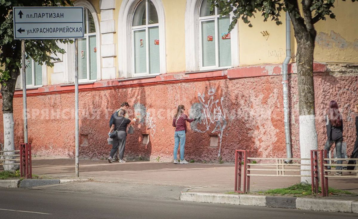 Советский район очистили от незаконных надписей Советский район очистили от незаконных надписей