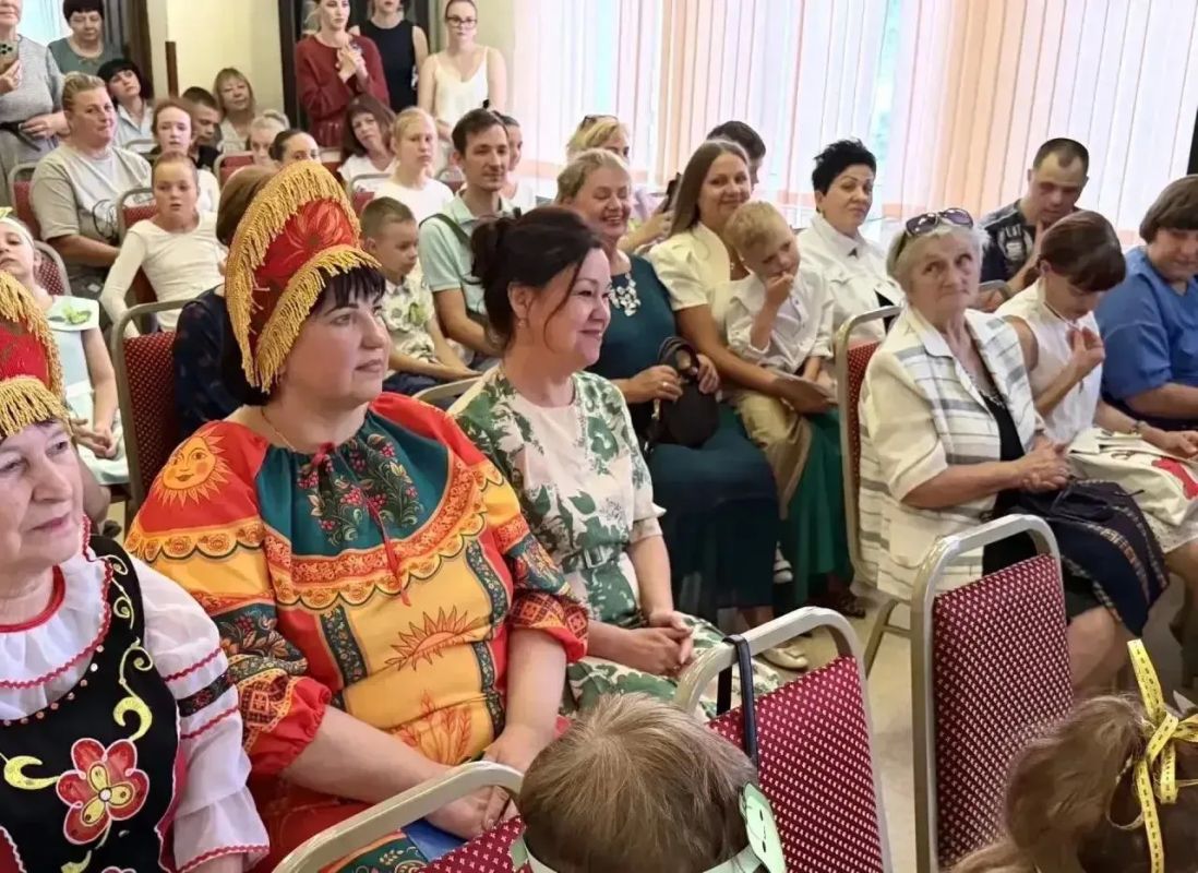 25 июля сотрудники Брянской областной научной библиотеки им. Ф.И. Тютчева вместе со своими читателями отметили праздник - День огурца! 25 июля сотрудники Брянской областной научной библиотеки им. Ф.И. Тютчева вместе со своими читателями отметили праздник - День огурца!