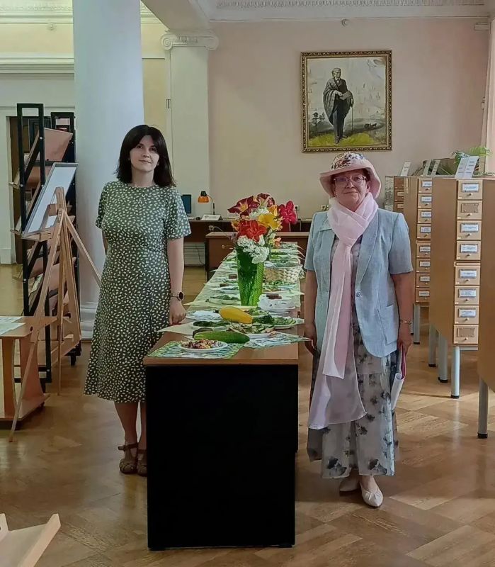 25 июля сотрудники Брянской областной научной библиотеки им. Ф.И. Тютчева вместе со своими читателями отметили праздник - День огурца! 25 июля сотрудники Брянской областной научной библиотеки им. Ф.И. Тютчева вместе со своими читателями отметили праздник - День огурца!