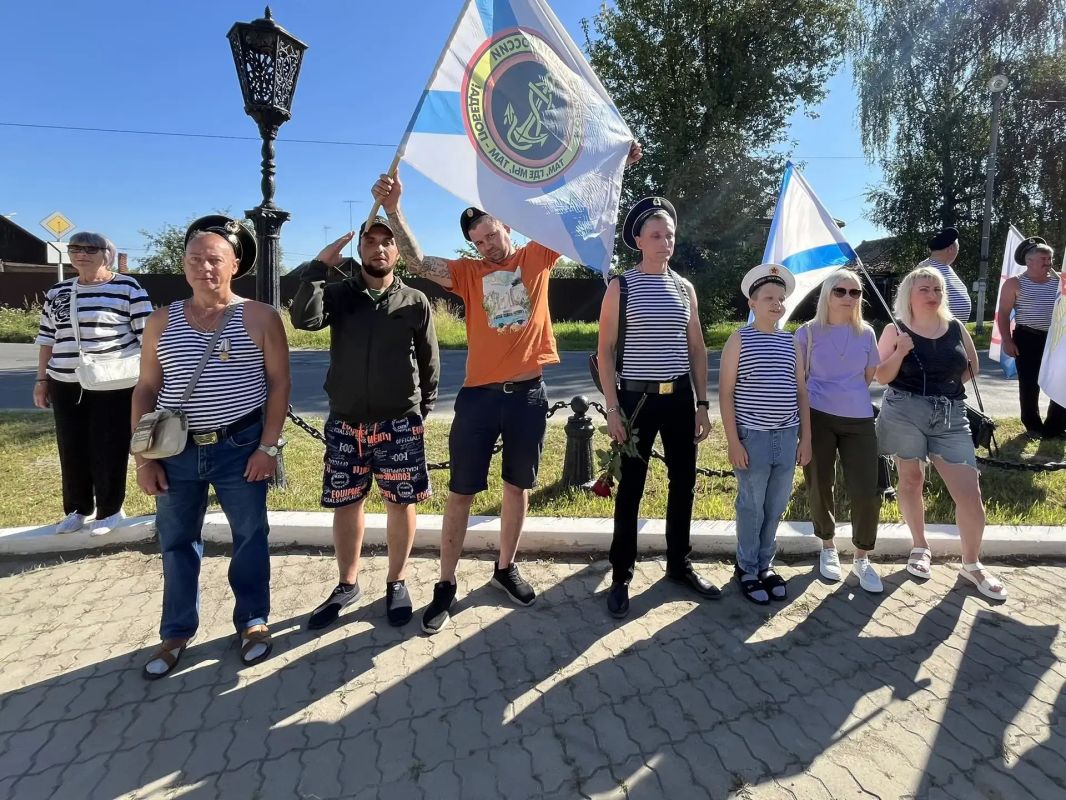 Сегодня, 26 июля, у памятного знака уроженцу нашего города, выдающемуся советскому кораблестроителю Ростиславу Алексееву, состоялось торжественное мероприятие, посвящённое Дню военно-морского флота Сегодня, 26 июля, у памятного знака уроженцу нашего города, выдающемуся советскому кораблестроителю Ростиславу Алексееву, состоялось торжественное мероприятие, посвящённое Дню военно-морского флота