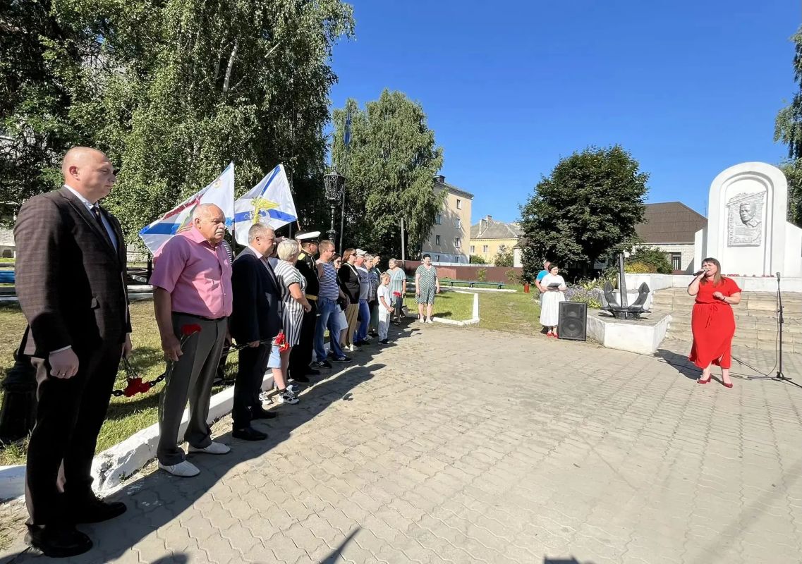Сегодня, 26 июля, у памятного знака уроженцу нашего города, выдающемуся советскому кораблестроителю Ростиславу Алексееву, состоялось торжественное мероприятие, посвящённое Дню военно-морского флота Сегодня, 26 июля, у памятного знака уроженцу нашего города, выдающемуся советскому кораблестроителю Ростиславу Алексееву, состоялось торжественное мероприятие, посвящённое Дню военно-морского флота