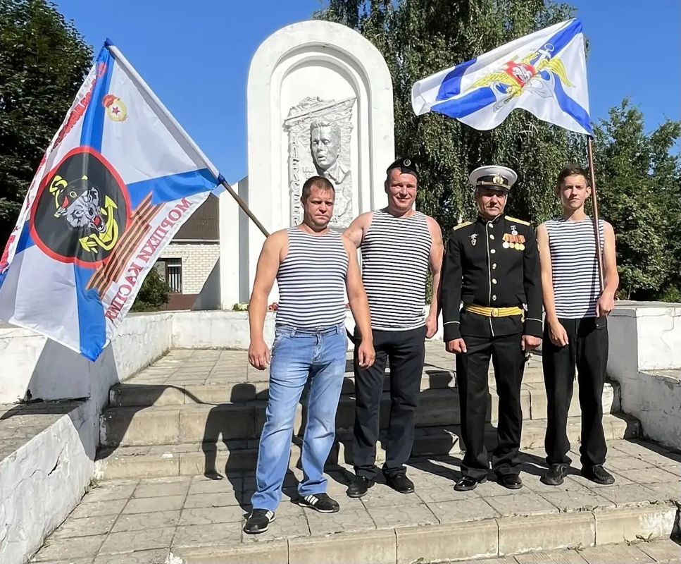 Сегодня, 26 июля, у памятного знака уроженцу нашего города, выдающемуся советскому кораблестроителю Ростиславу Алексееву, состоялось торжественное мероприятие, посвящённое Дню военно-морского флота Сегодня, 26 июля, у памятного знака уроженцу нашего города, выдающемуся советскому кораблестроителю Ростиславу Алексееву, состоялось торжественное мероприятие, посвящённое Дню военно-морского флота